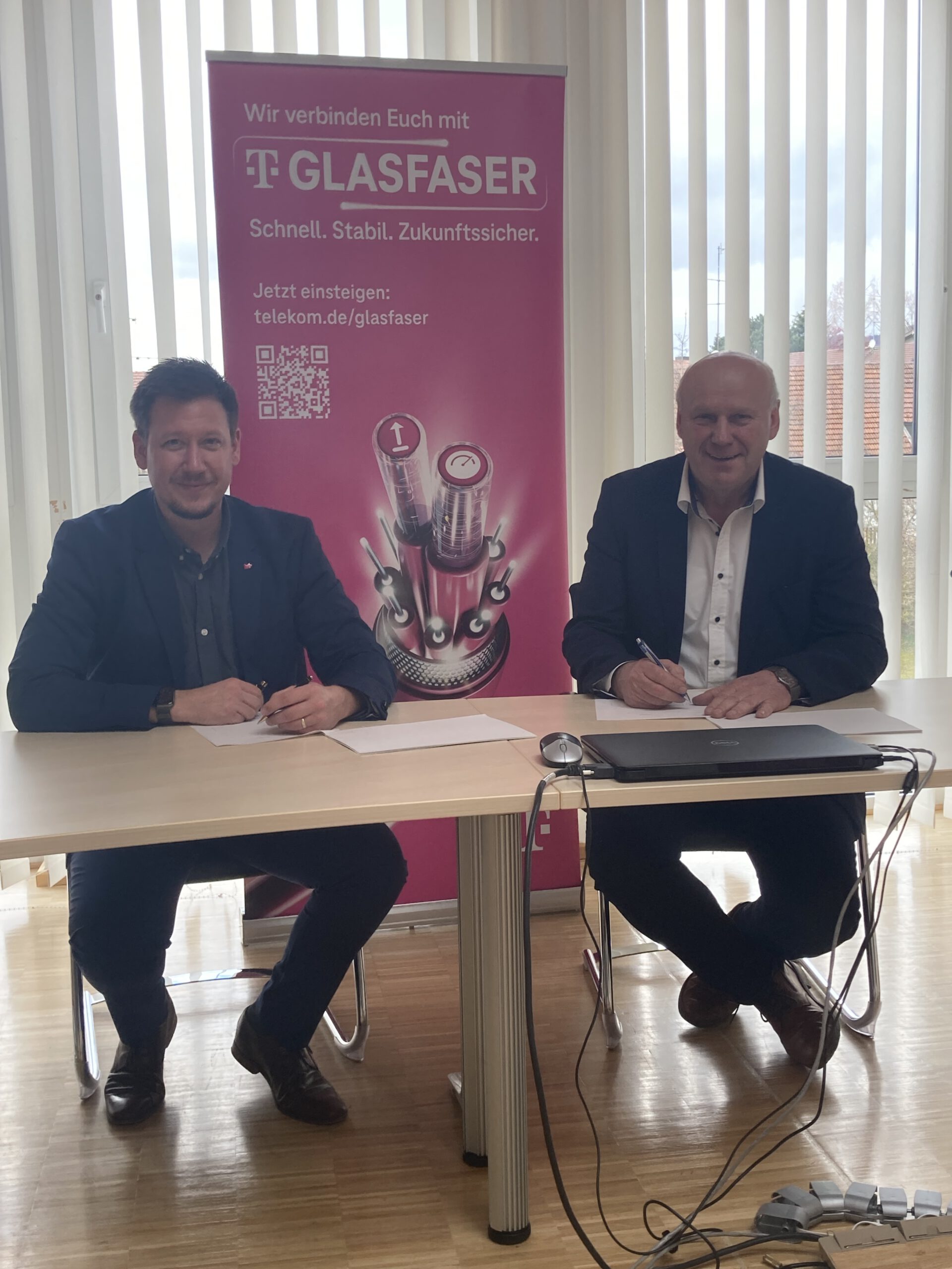 Bürgermeister Fritz Schötz zusammen mit Christian Lorenz von der Technik Niederlassung Süd der Telekom, bei der Vertragsunterzeichnung.